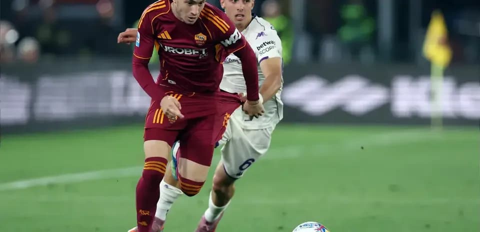 Jugador de Roma driblando a oponente en el campo
