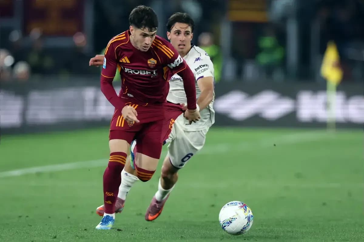 Jugador de Roma driblando a oponente en el campo
