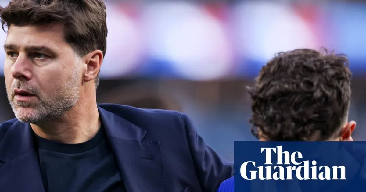 Entrenador conversando con jugador en el campo