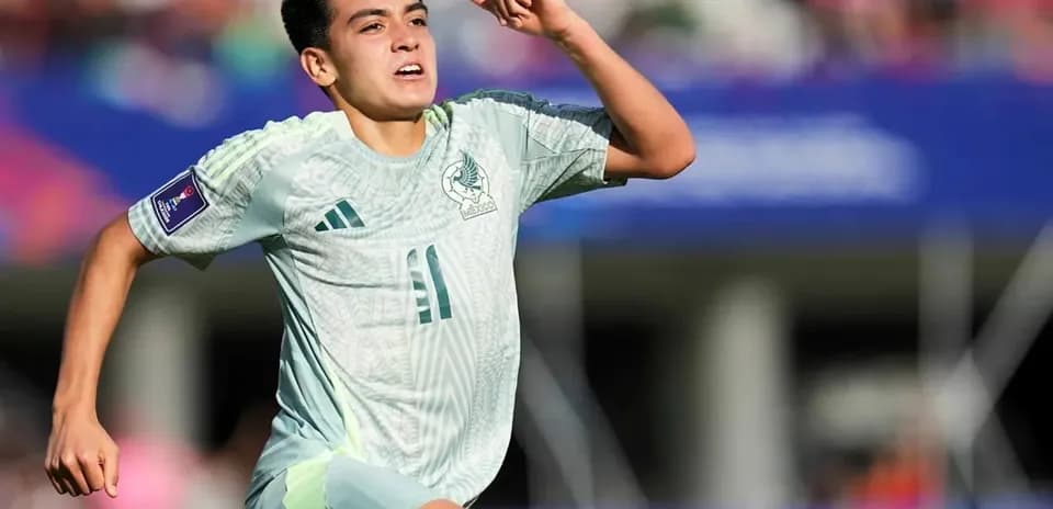 Jugador mexicano celebrando un gol en el partido