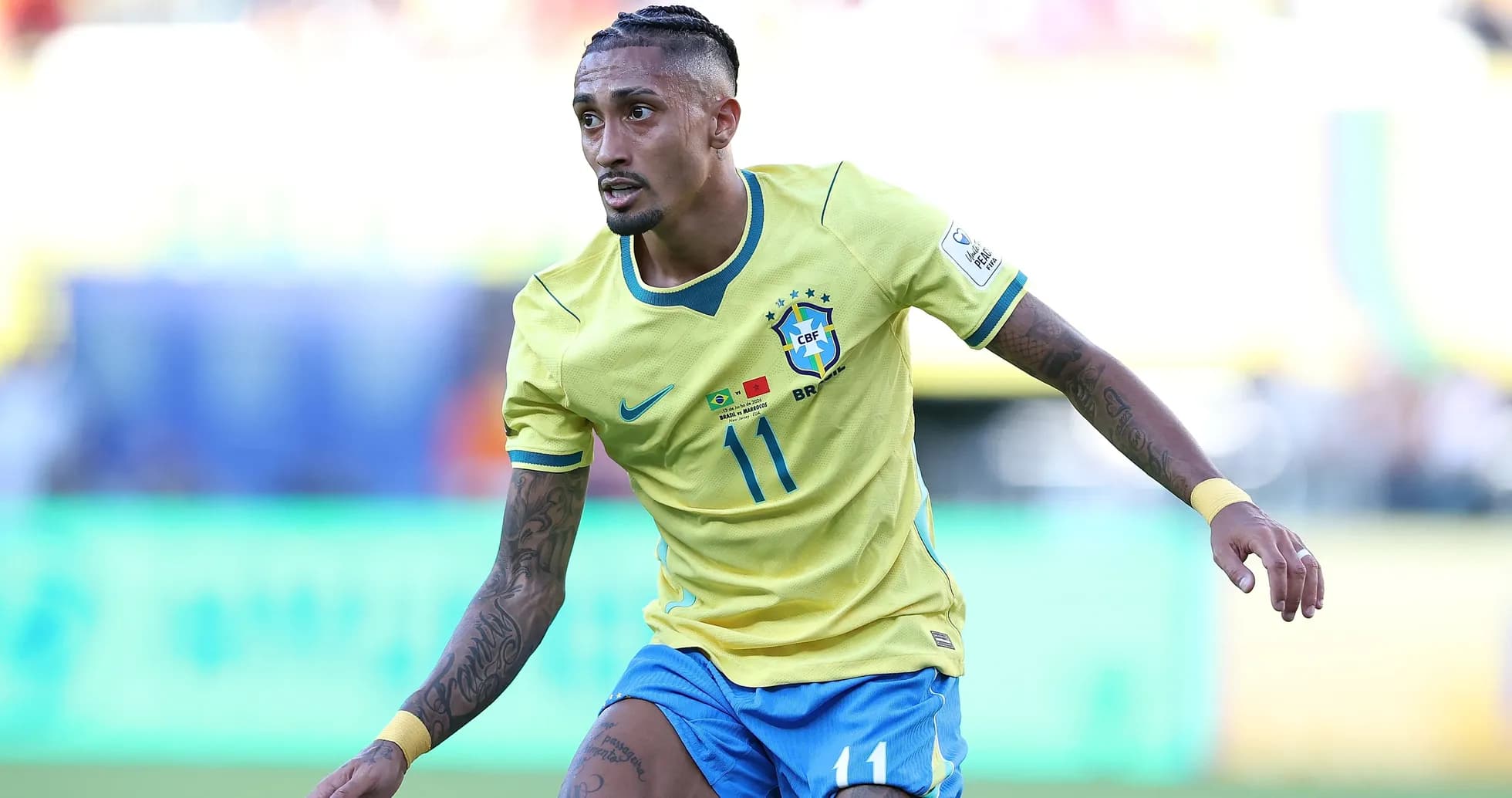 Jugador de Brasil corriendo en el campo de fútbol
