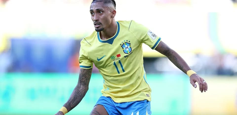 Jugador de Brasil corriendo en el campo de fútbol