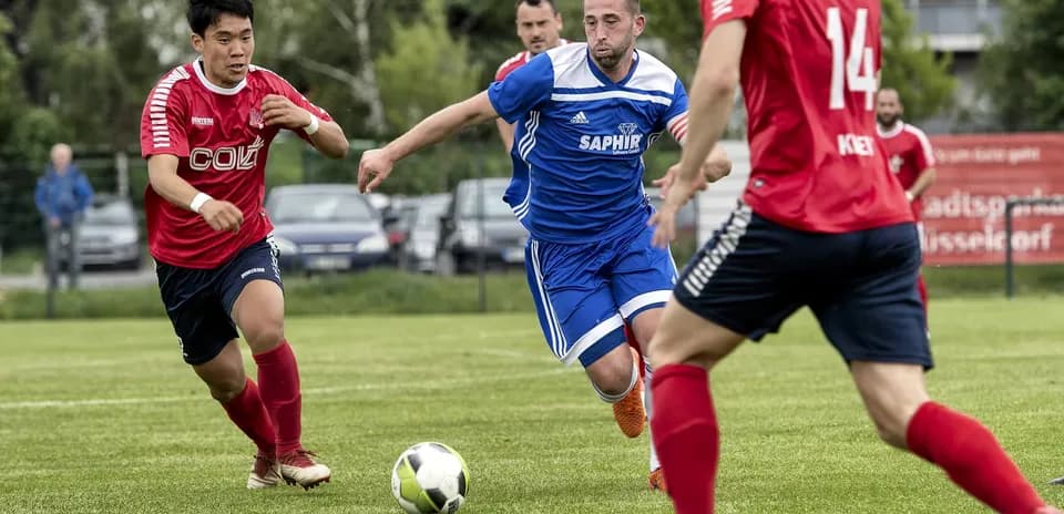 Jugadores en acción durante un partido de fútbol