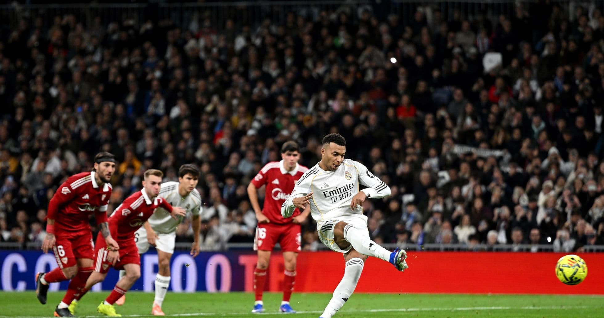 Jugador de Real Madrid ejecutando un penalti
