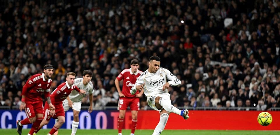 Jugador de Real Madrid ejecutando un penalti