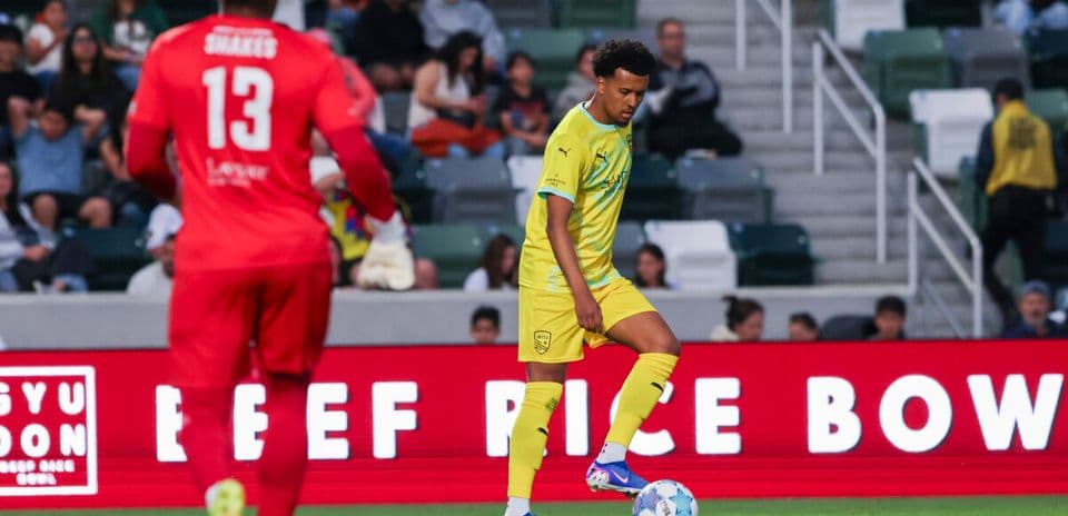 Jugador de New Mexico United con balón en el campo