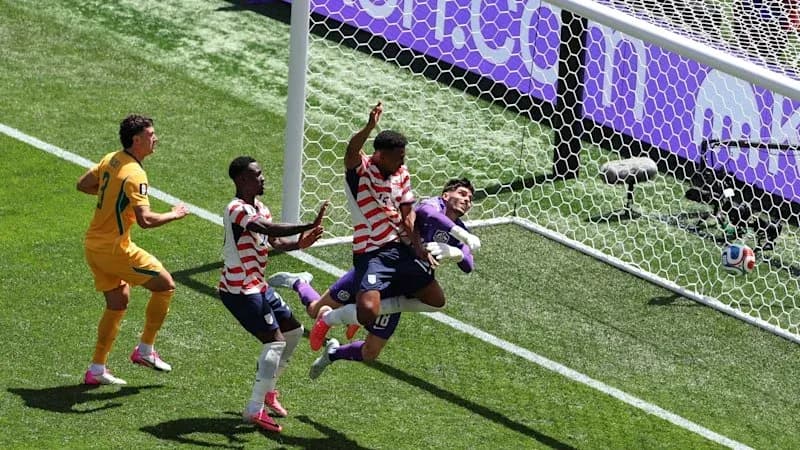 Jugadores compitiendo por el balón en la portería