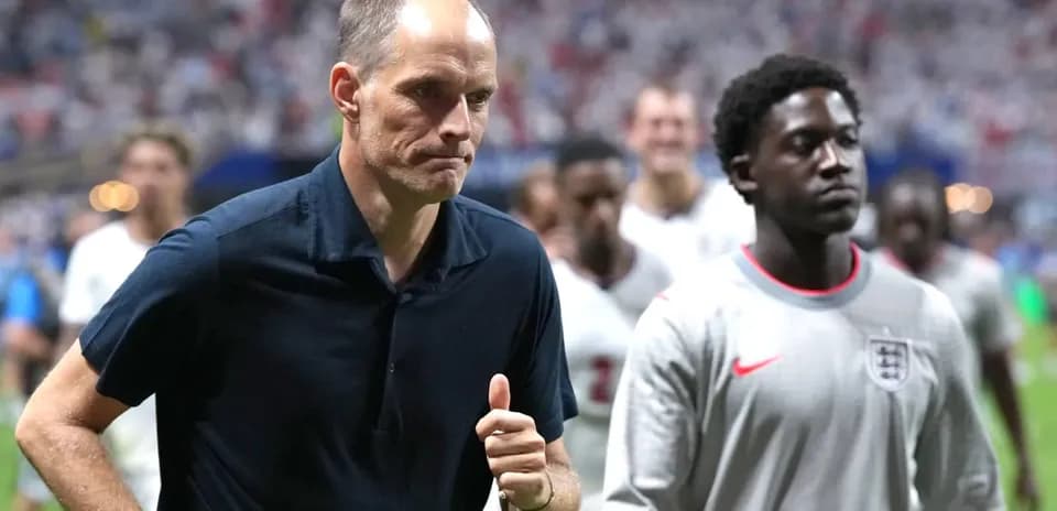 Entrenador y jugador de Inglaterra saliendo del campo