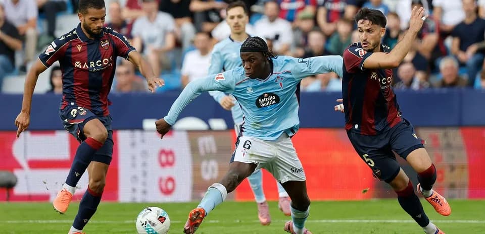 Celta Vigo y Levante disputando el balón