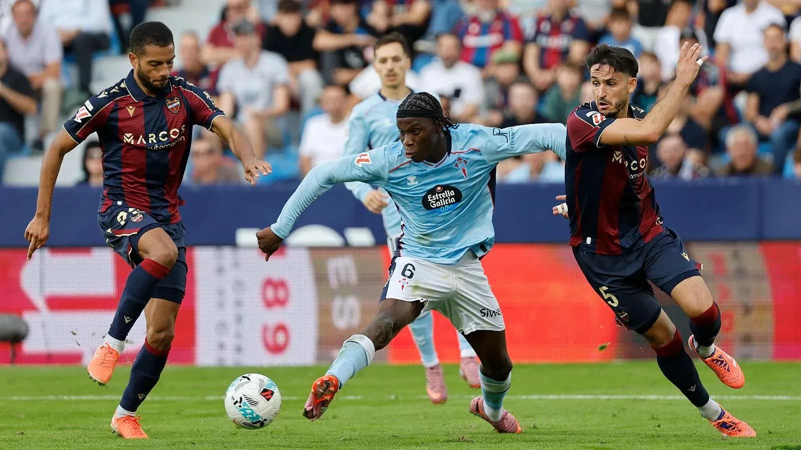 Celta Vigo y Levante disputando el balón