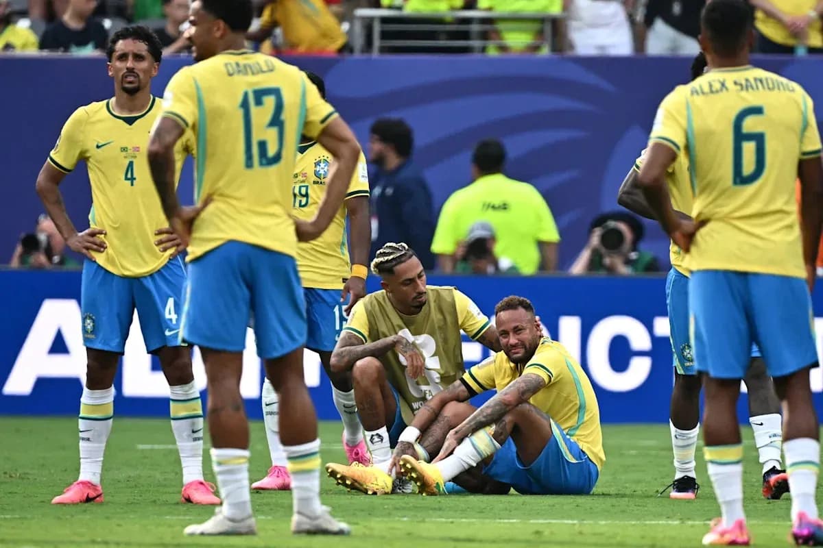 Jugadores de Brasil reunidos tras una lesión