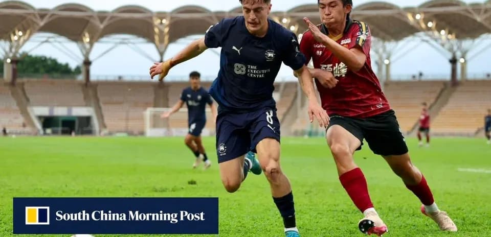 Jugador con balón siendo perseguido por oponente