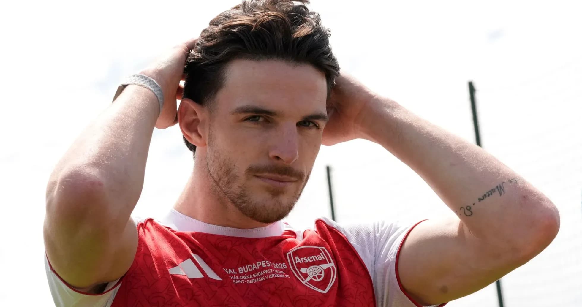 Jugador de Arsenal ajustando su cabello en entrenamiento