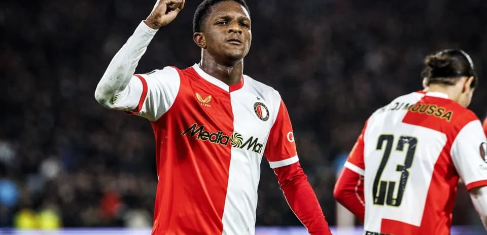 Jugador de Feyenoord celebrando un gol en partido
