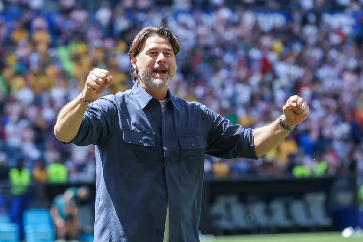 Entrenador celebrando durante el partido en estadio