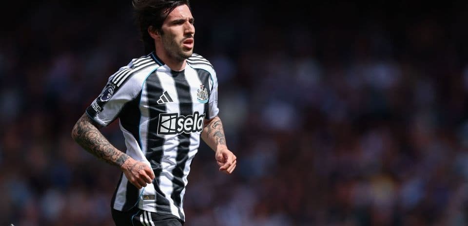 Jugador de Newcastle corriendo durante un partido