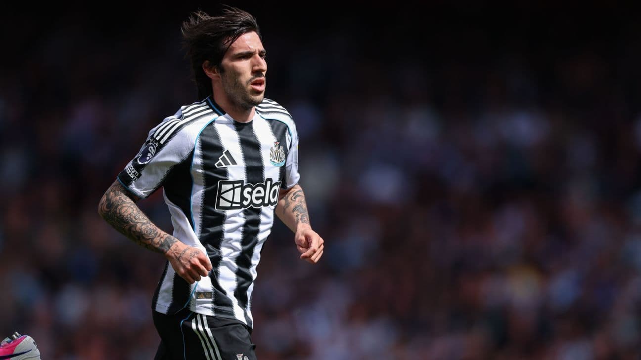 Jugador de Newcastle corriendo durante un partido