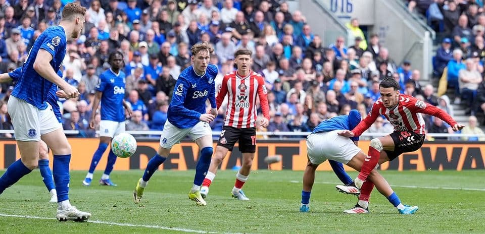 Jugadores de Everton y Sunderland en acción