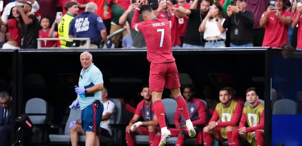 Cristiano Ronaldo celebrando con aficionados en estadio