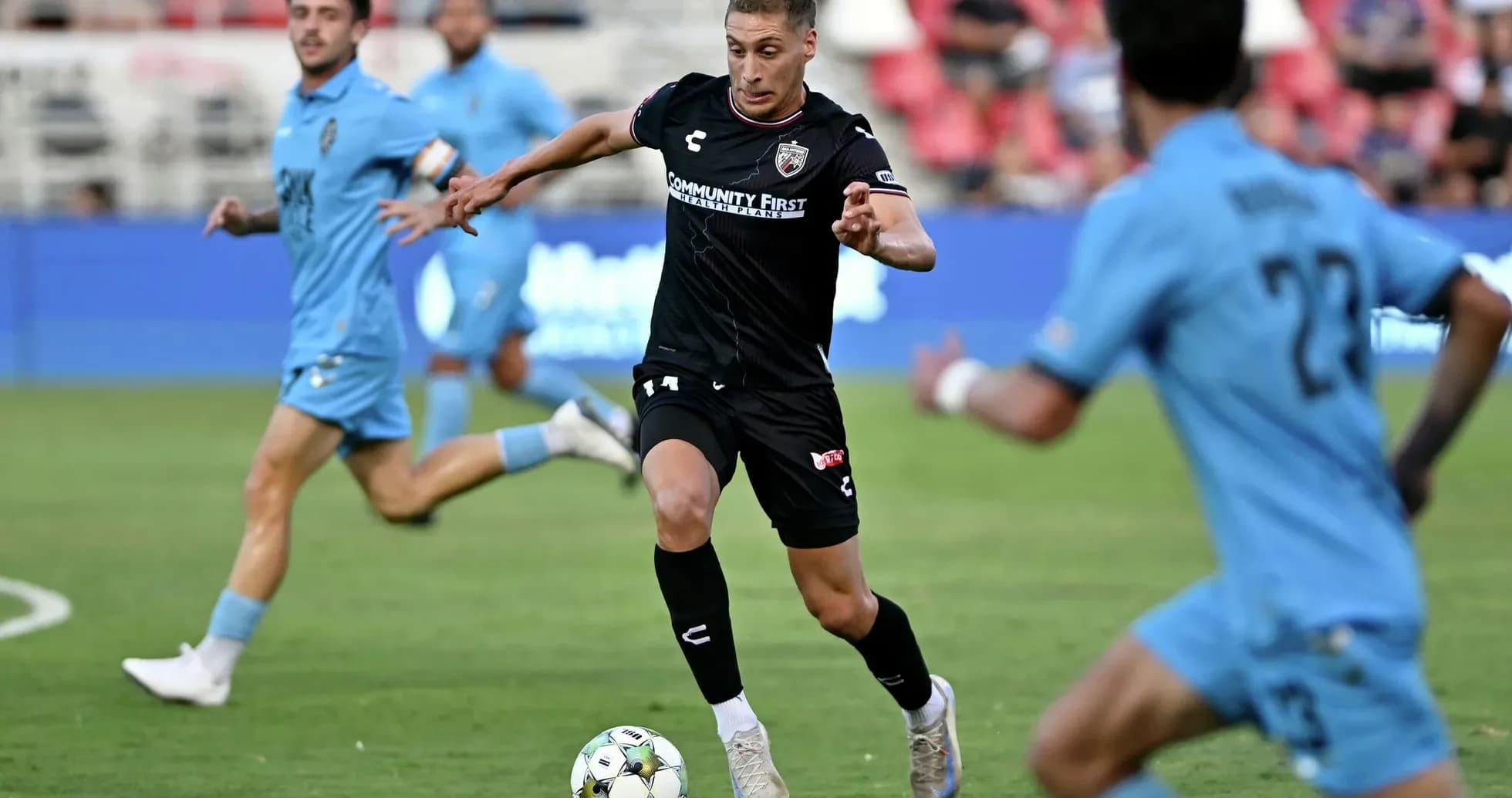 Jugador de Lexington corriendo con el balón