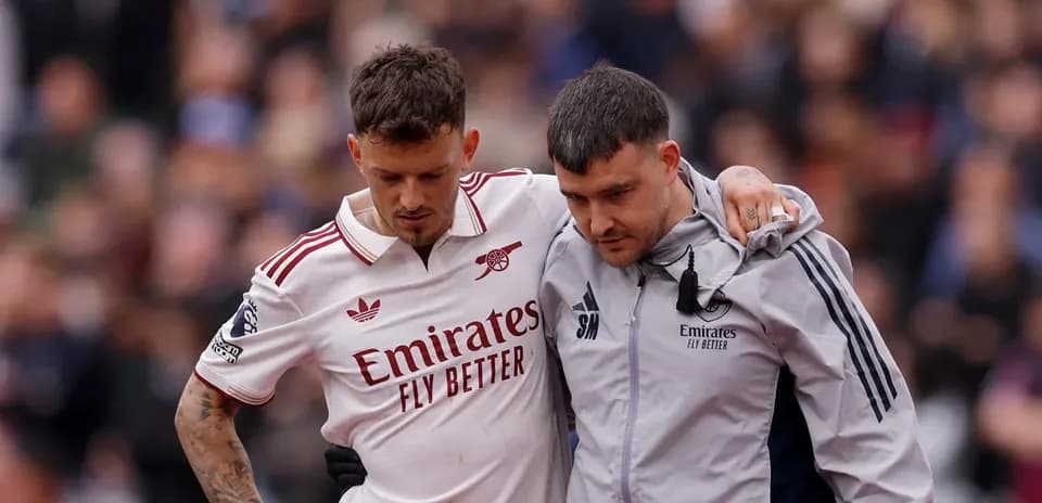 Jugador siendo ayudado por el personal médico en el campo