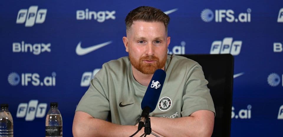 Entrenador en conferencia de prensa con micrófono
