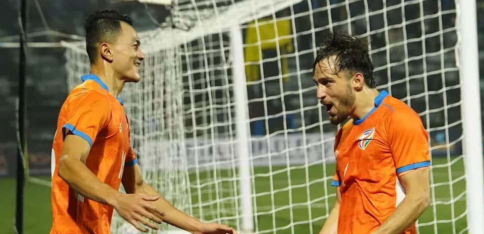Jugadores celebrando un gol frente a la portería