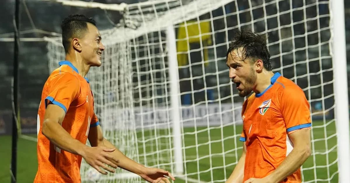 Jugadores celebrando un gol frente a la portería