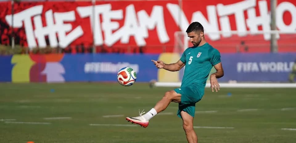Jugador de Irán practicando en el campo
