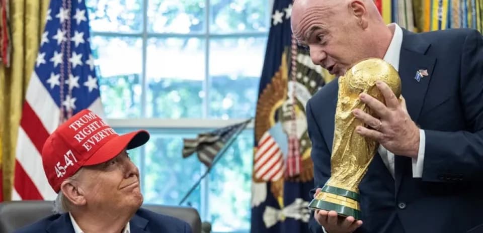 Donald Trump y Gianni Infantino sosteniendo la Copa del Mundo
