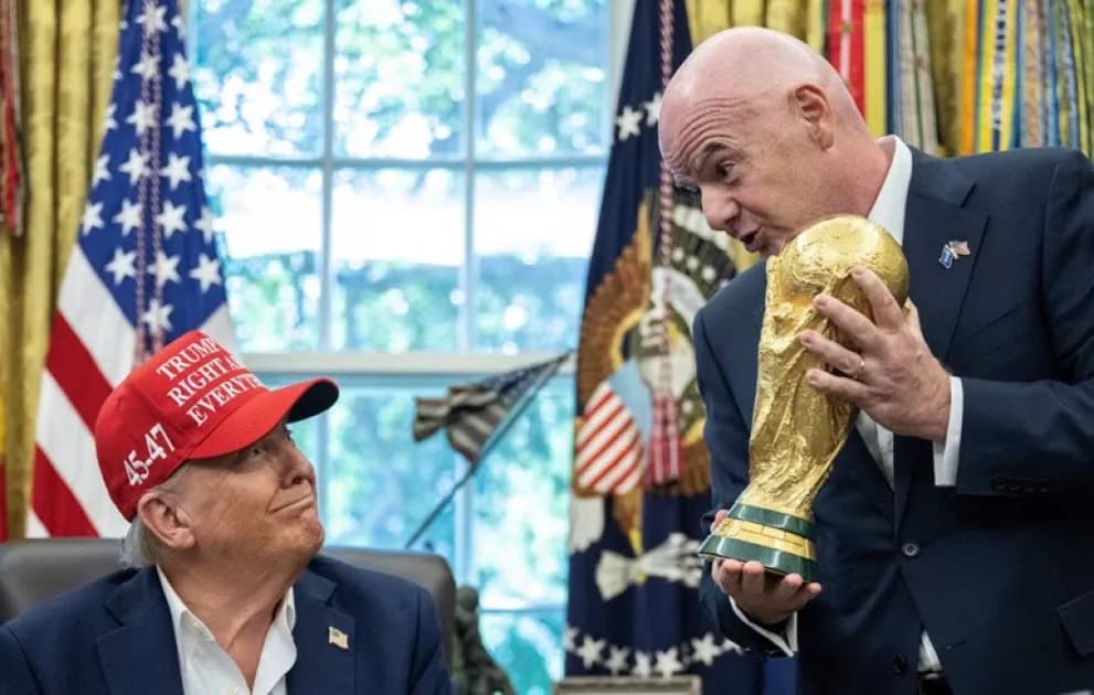 Donald Trump y Gianni Infantino sosteniendo la Copa del Mundo