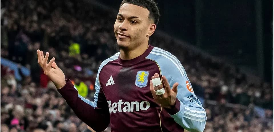 Jugador de Aston Villa mostrando las manos en gesto