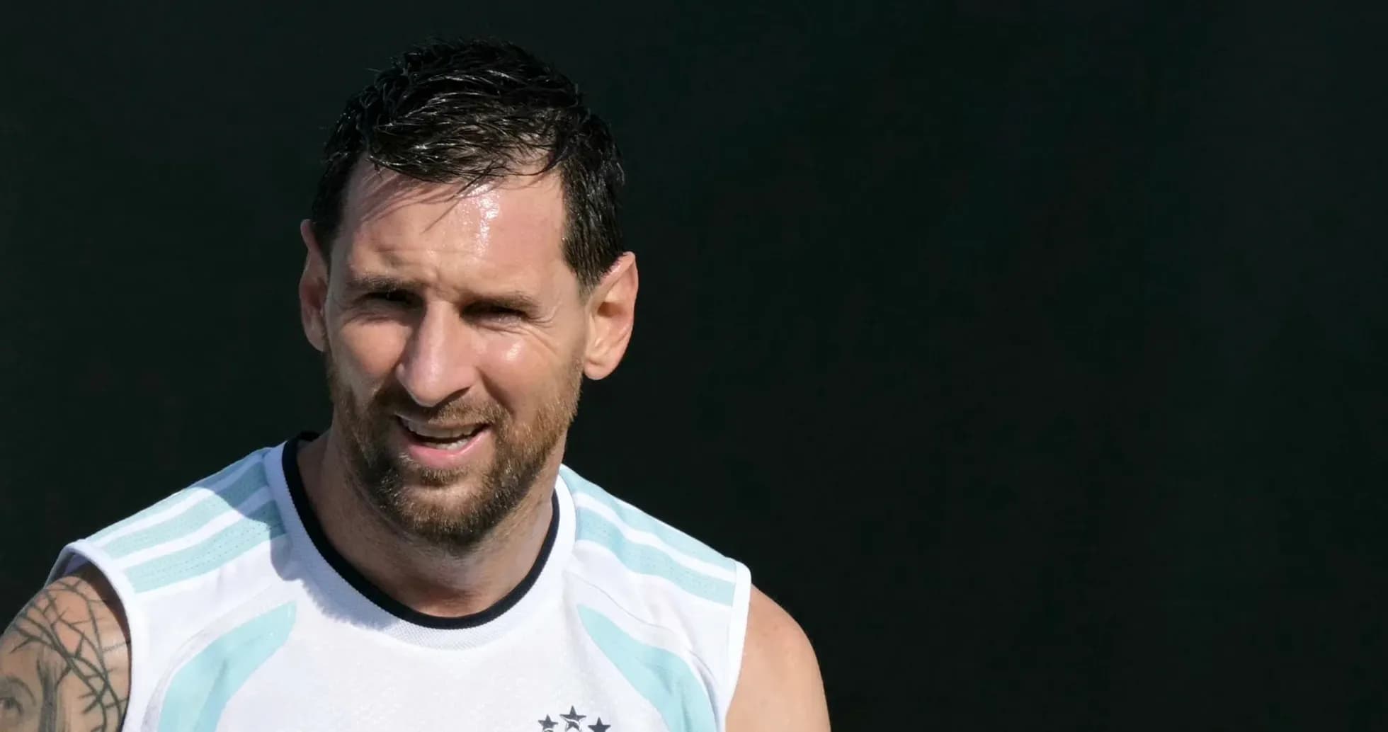Jugador de fútbol en entrenamiento con camiseta de Argentina