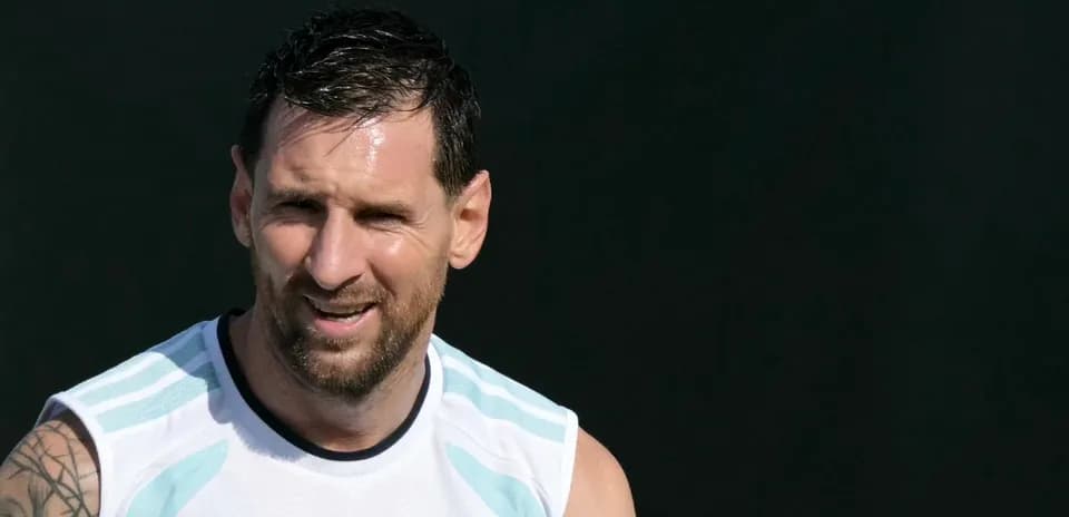 Jugador de fútbol en entrenamiento con camiseta de Argentina