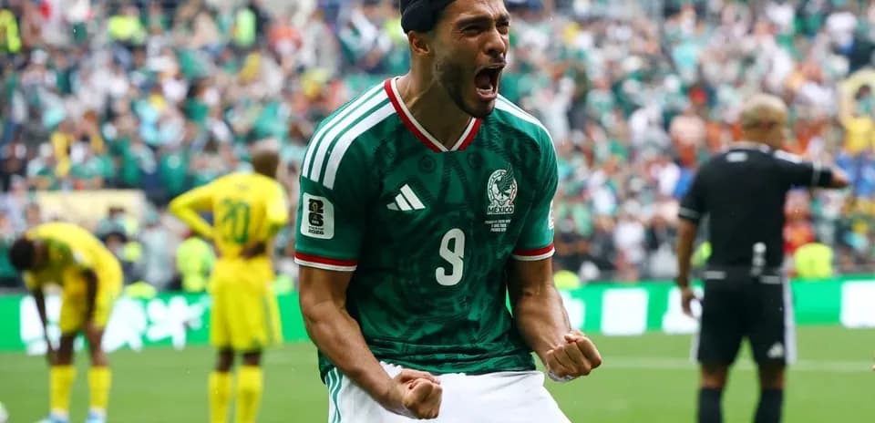 Jugador de México celebrando un gol