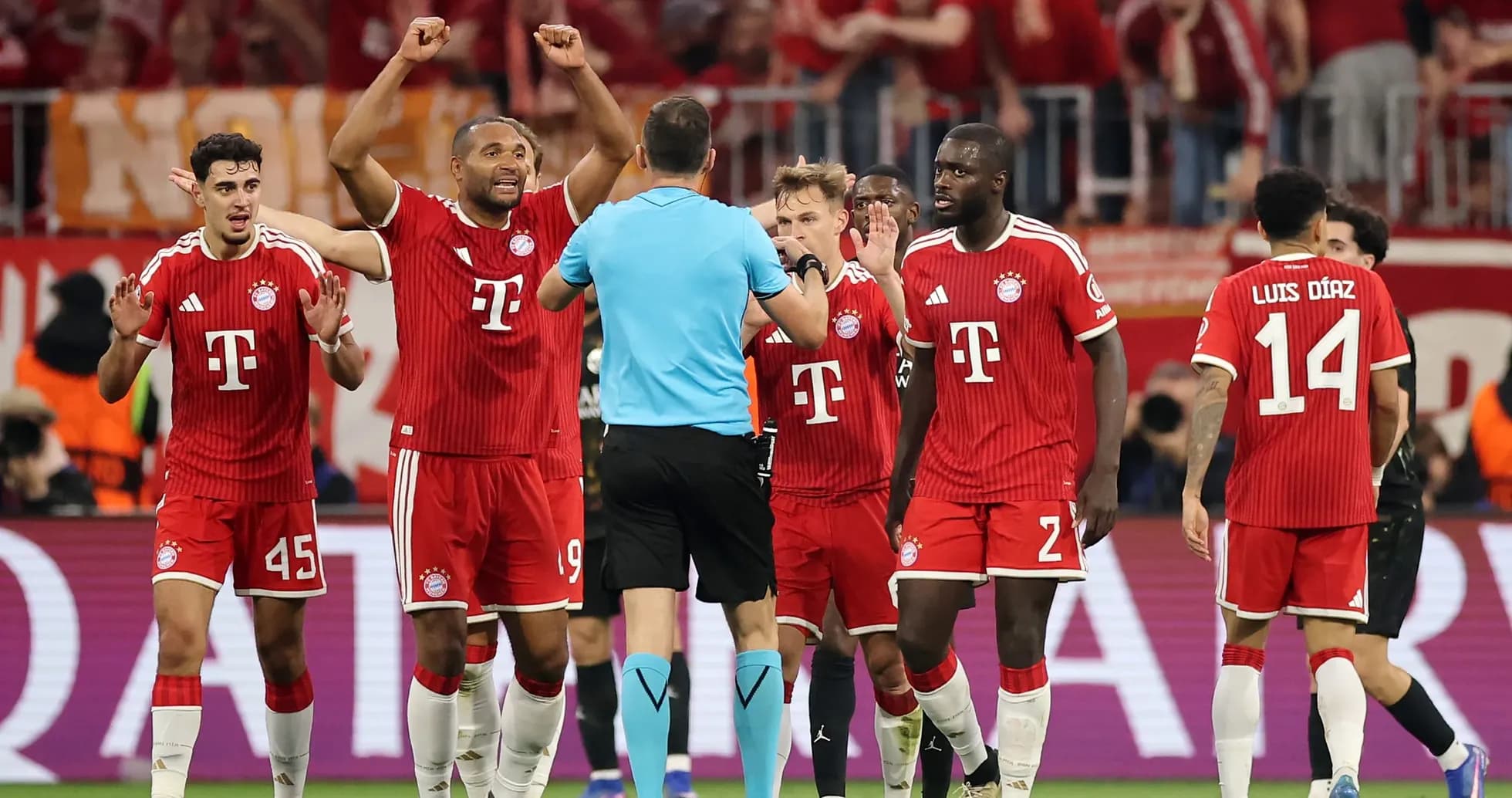 Jugadores de Bayern Münich protestando al árbitro
