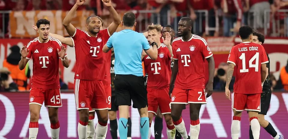 Jugadores de Bayern Münich protestando al árbitro