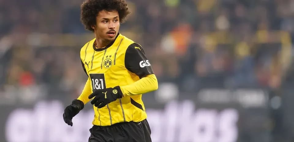 Jugador de Borussia Dortmund en el campo durante partido