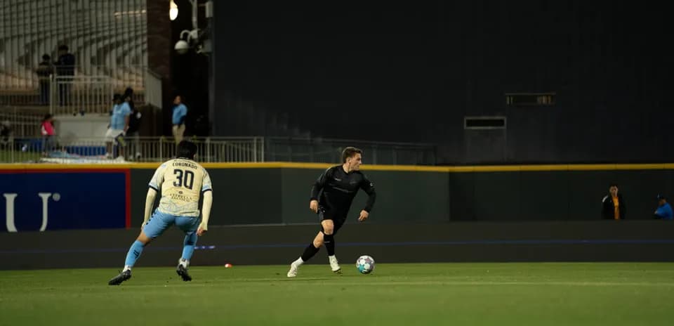 Jugador driblando en el partido Colorado Springs
