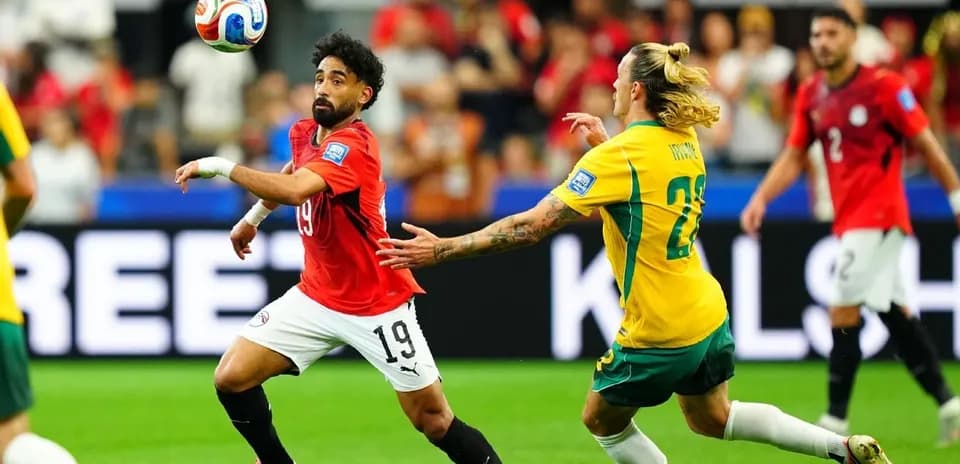 Jugador egipcio controlando el balón en partido