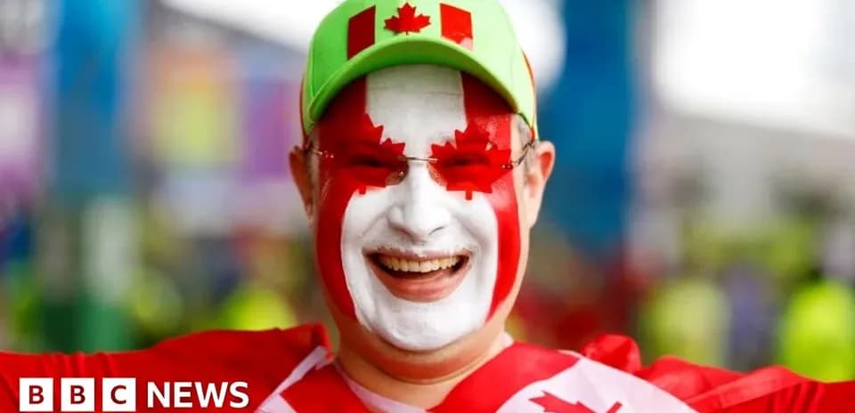 Afan de Canadá con cara pintada y sombrero