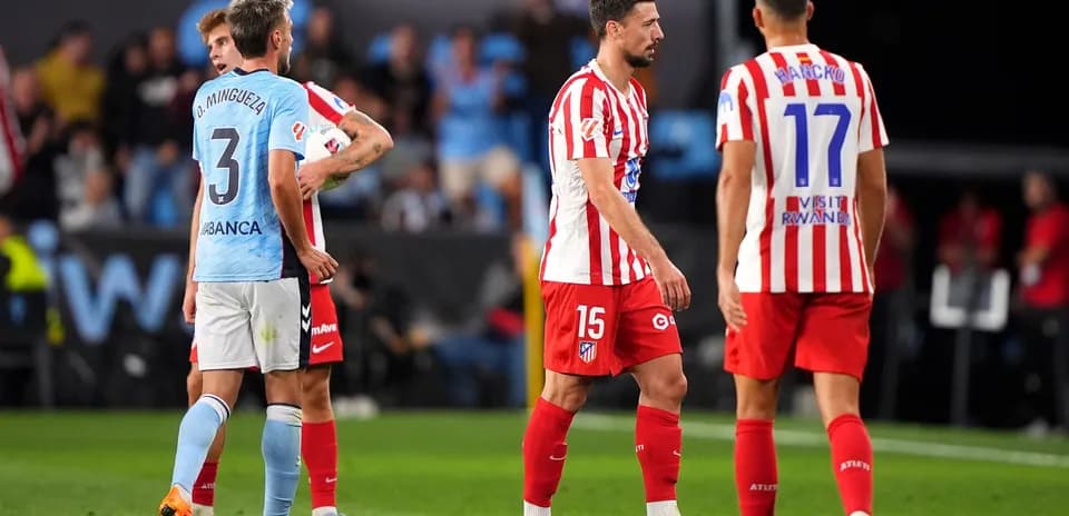 Jugadores de Atlético de Madrid y Celta de Vigo en acción