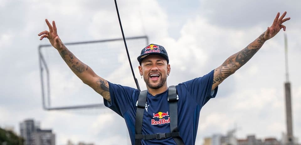 Neymar celebrando durante evento promocional de Red Bull