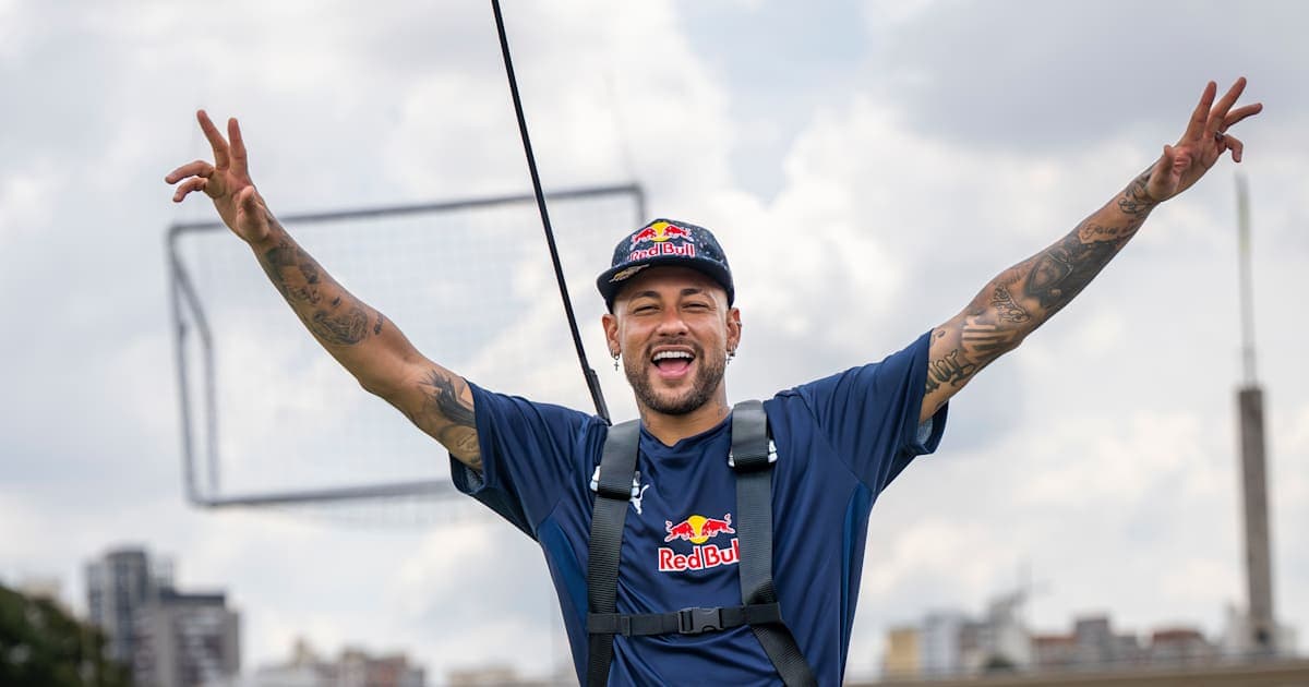 Neymar celebrando durante evento promocional de Red Bull