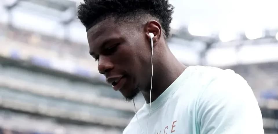 Jugador con auriculares en el campo de fútbol