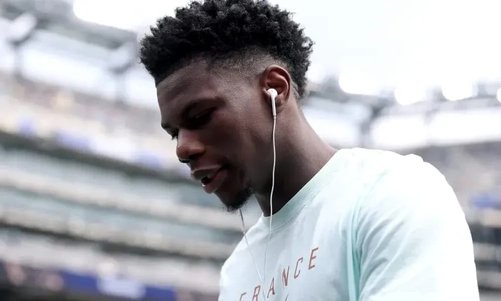Jugador con auriculares en el campo de fútbol