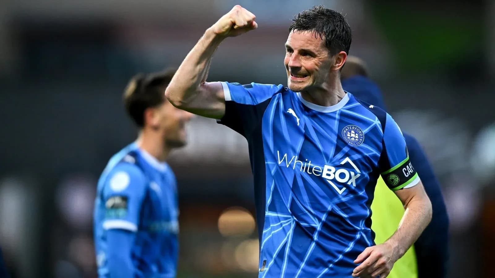 Jugador de Waterford celebrando con el puño en alto