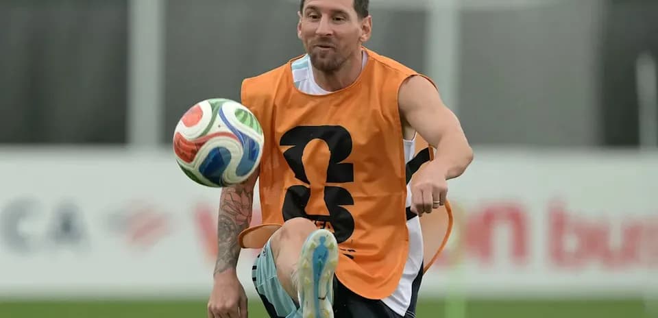 Jugador controlando el balón durante entrenamiento