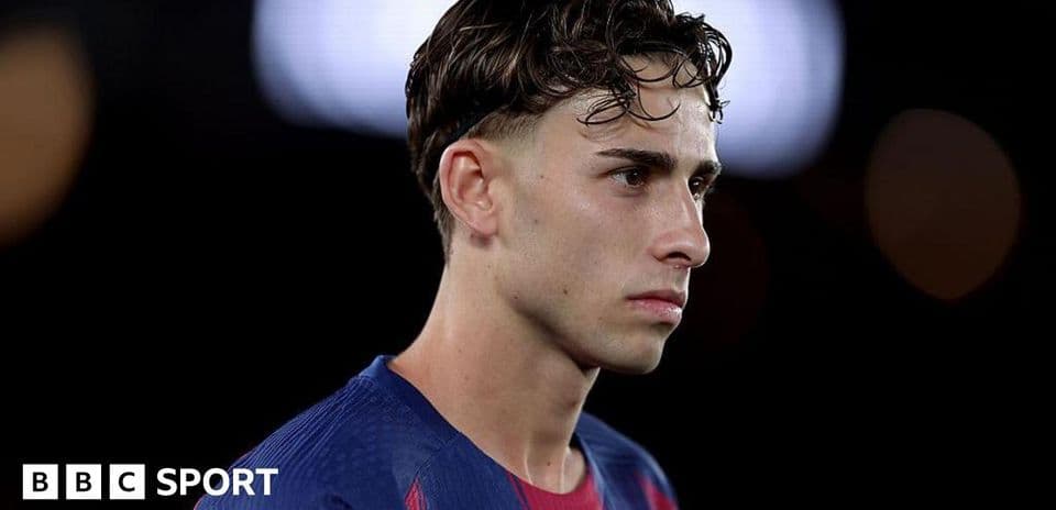 Jugador de fútbol en uniforme mirando hacia un lado