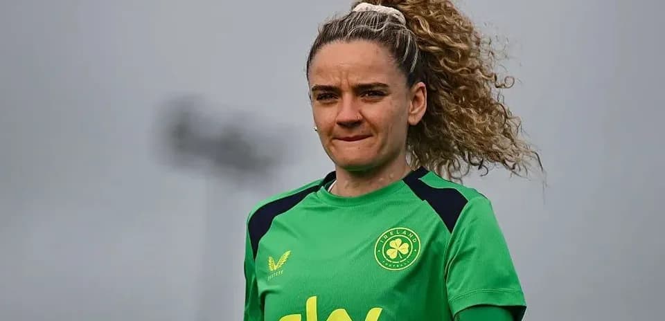 Jugadora en uniforme verde durante entrenamiento